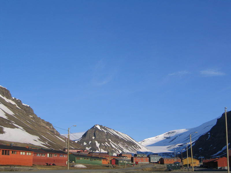 Longyearbyen in der Mitternachtssonne